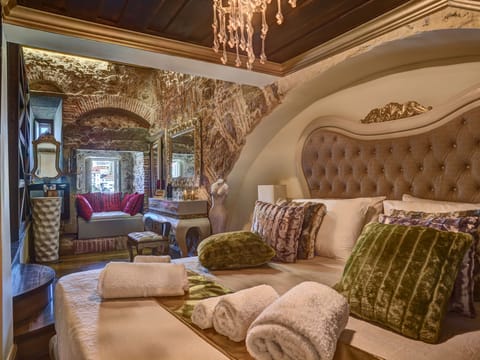 Deluxe Suite, City View | Premium bedding, minibar, individually decorated, individually furnished