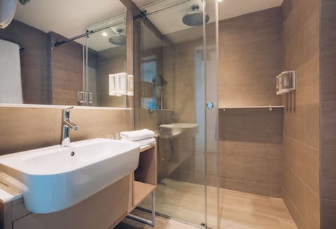 Rainfall showerhead, eco-friendly toiletries, hair dryer, towels