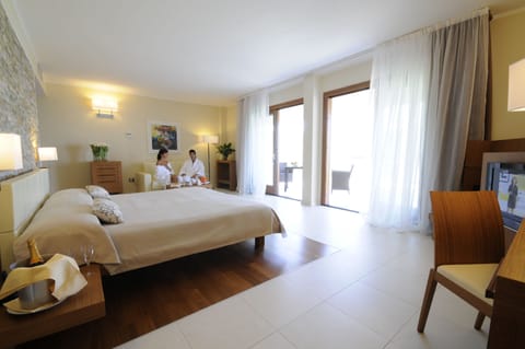 Luxury Suite, Hot Tub, Sea Facing | Minibar, in-room safe, desk, bed sheets