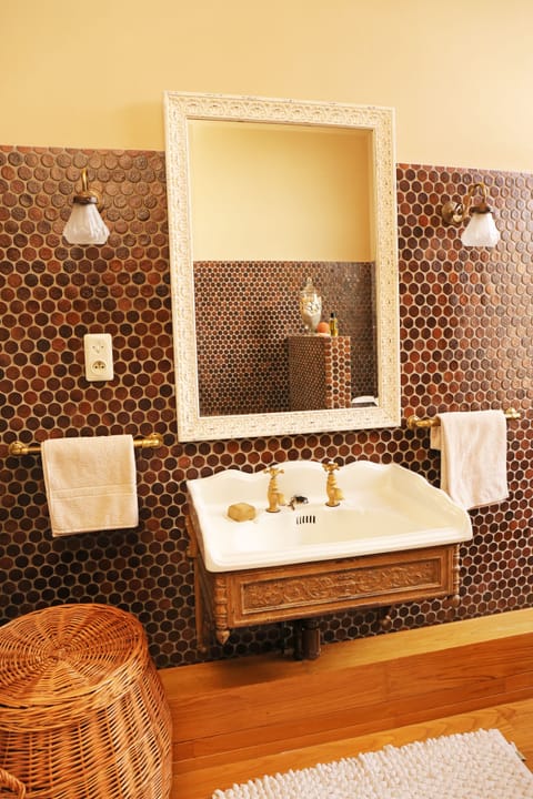 Grand House, 5 Bedrooms, Garden View | Bathroom sink