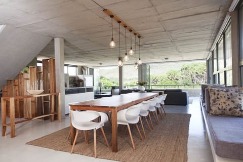 Comfort House, 6 Bedrooms | In-room dining