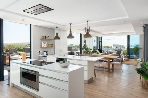 Full-size fridge, microwave, oven, stovetop