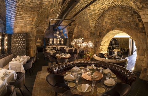 3 restaurants; lunch and dinner served