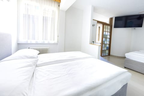 Comfort Quadruple Room | Free WiFi, bed sheets