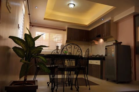 Deluxe Apartment, 2 Bedrooms, Kitchen, Garden Area | Family dining