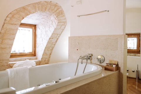 Suite Sogni con Vasca Idromassaggio | Bathroom | Free toiletries, hair dryer, slippers, bidet
