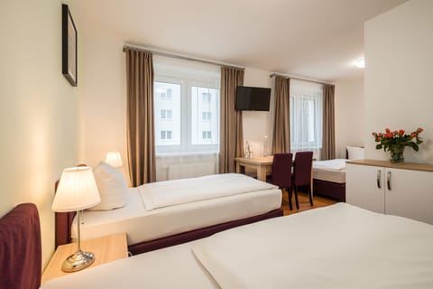 Basic Triple Room, 3 Twin Beds | Desk, soundproofing, iron/ironing board, free WiFi