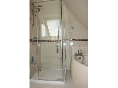 Family Triple Room, Ensuite (Bath and Shower) | Bathroom
