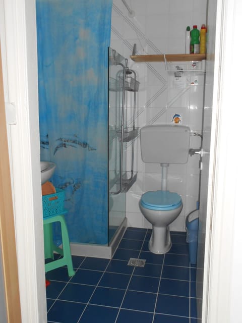 Apartment, 1 Bedroom (3 Adults) | Bathroom | Shower, rainfall showerhead, free toiletries, hair dryer