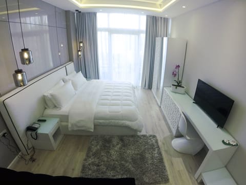 Deluxe Double Room, Sea View | Minibar, in-room safe, free WiFi