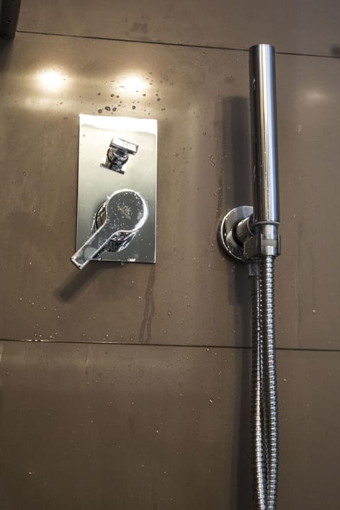 Triple Room | Bathroom shower