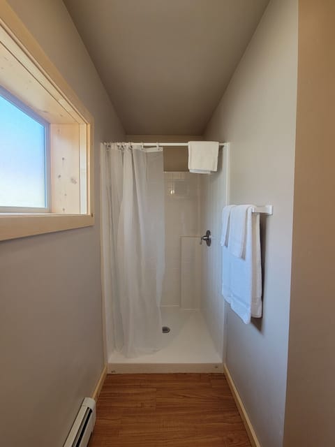 Room #5 | Bathroom | Shower, free toiletries, towels