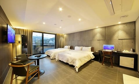 Twin Room | In-room safe, free WiFi