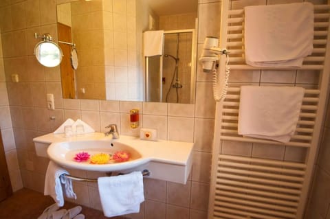 Shower, free toiletries, bathrobes, towels