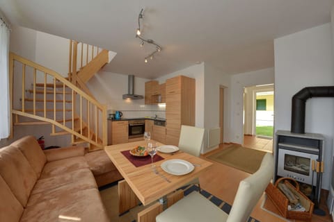 Apartment, 2 Bedrooms (2 House 33a) | In-room dining