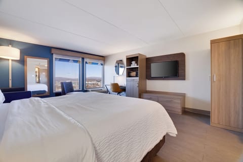 Suite, 1 King Bed with Sofa bed | Desk, laptop workspace, blackout drapes, iron/ironing board