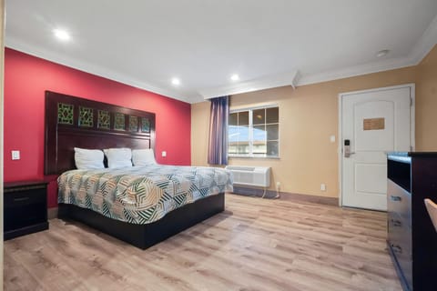 Standard Room, 1 King Bed, Non Smoking | Desk, blackout drapes, free WiFi, bed sheets