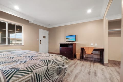 Standard Room, 1 Queen Bed, Mobility Accessible, Non Smoking | Desk, blackout drapes, free WiFi, bed sheets