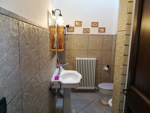 Shower, rainfall showerhead, free toiletries, hair dryer
