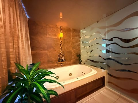 Comfort Suite | Bathroom | Shower, free toiletries, hair dryer, towels