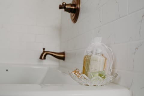 Suite, 1 Queen Bed (Peacock Room) | Bathroom | Separate tub and shower, jetted tub, free toiletries, hair dryer