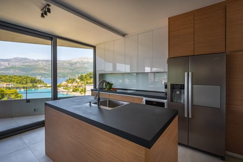 Luxury Apartment (Ruzmarin) | Private kitchen | Full-size fridge, microwave, oven, stovetop