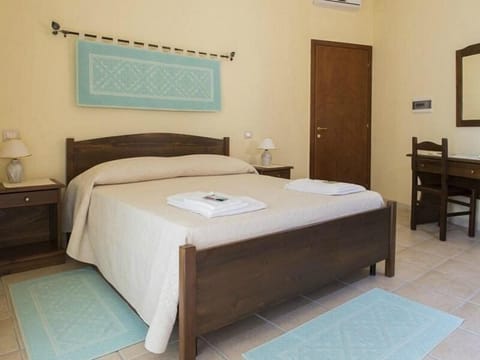 Comfort Room | In-room safe, bed sheets