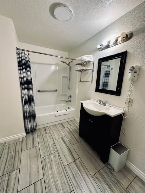 Room, 1 Queen Bed, Accessible, Non Smoking | Bathroom | Combined shower/tub, free toiletries, hair dryer, towels