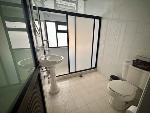 Family Room | Bathroom | Shower, towels