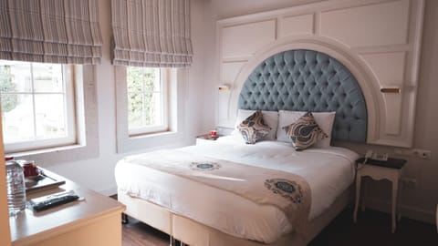 Deluxe Tek Büyük Yataklı Oda | Premium bedding, minibar, in-room safe, desk