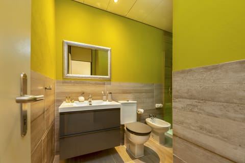 Comfort Studio, Annex Building | Bathroom | Shower, free toiletries, hair dryer, slippers