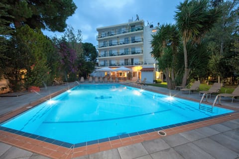 Outdoor pool, pool umbrellas, sun loungers
