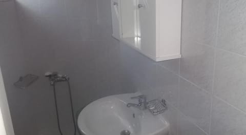 Studio | Bathroom | Shower, free toiletries, hair dryer, towels