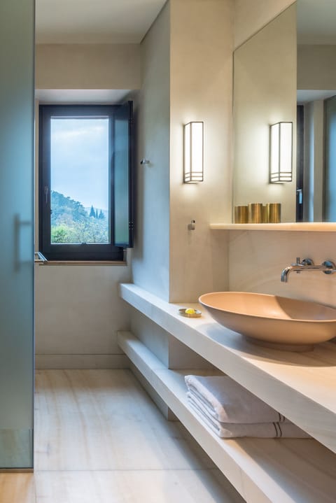 Grand Suite (Byzantium) | Bathroom | Shower, designer toiletries, hair dryer, bathrobes