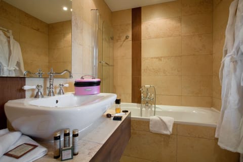 Comfort Double Room (Double Confort) | Bathroom | Free toiletries, hair dryer, bathrobes, slippers
