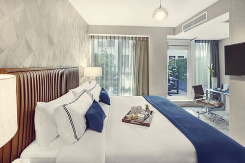 1 bedroom, Egyptian cotton sheets, premium bedding, down comforters