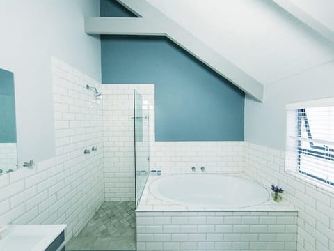 Deep soaking bathtub