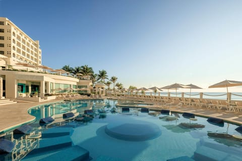3 outdoor pools, pool umbrellas, sun loungers