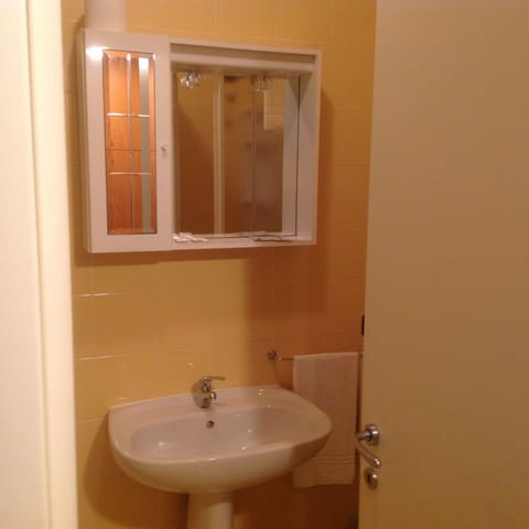Double Room | Bathroom | Shower, bidet, towels