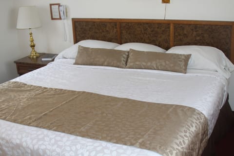 Standard Room, 1 King Bed, Garden View | Individually decorated, individually furnished, desk, soundproofing