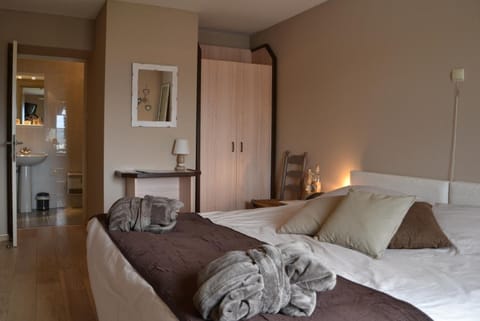 Premium bedding, down comforters, minibar, in-room safe