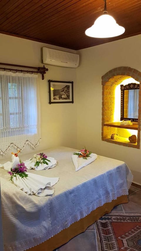 Standard Double Room Single Use | Desk, soundproofing, free cribs/infant beds, free WiFi