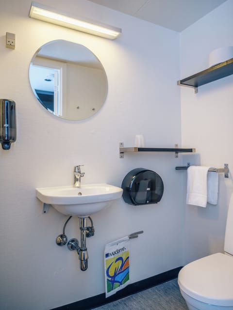 Iron/ironing board, free WiFi, bed sheets