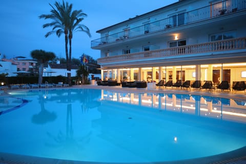 Indoor pool, seasonal outdoor pool, pool umbrellas, sun loungers