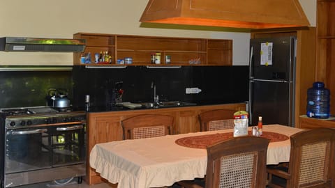 Family Villa, 2 Bedrooms | Private kitchenette | Fridge, microwave, oven, stovetop