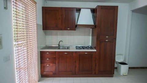 Full-size fridge, stovetop, cookware/dishes/utensils