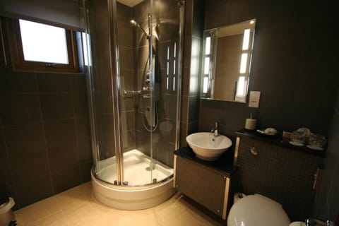 Shower, free toiletries, towels