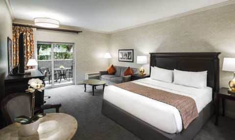 Patio King Junior Suite | Hypo-allergenic bedding, down comforters, pillowtop beds, desk