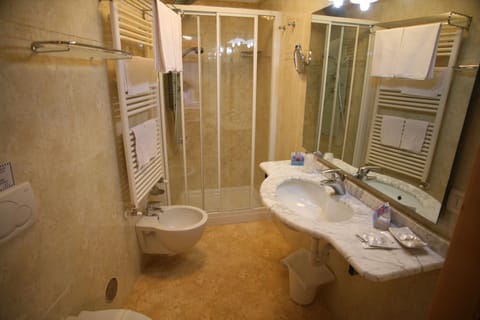 Double Room | Bathroom | Shower, free toiletries, hair dryer, towels