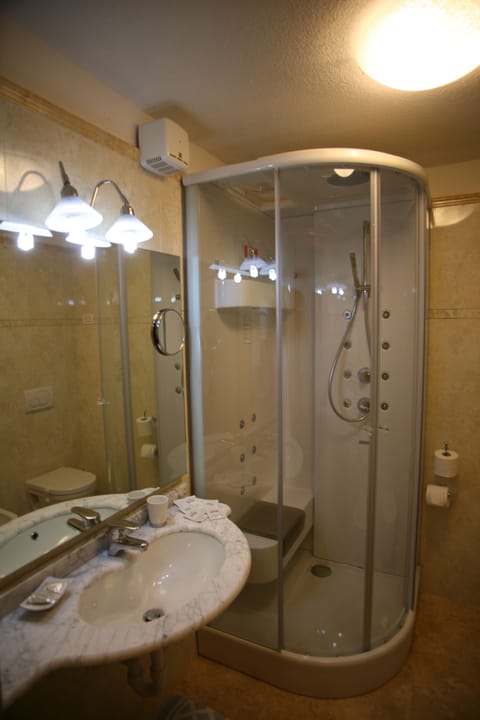 Double Room | Bathroom | Shower, free toiletries, hair dryer, towels